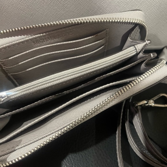 EUC - MICHAEL KORS  Selma Medium Top Zip Satchel - Pearl Grey - Picture 4 of 5